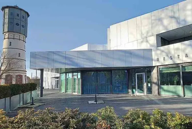 Ein Turm und ein Gebäude.