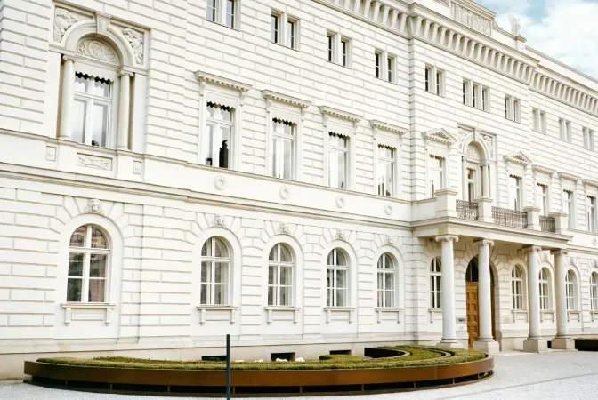 Ein weißes Gebäude von außen.