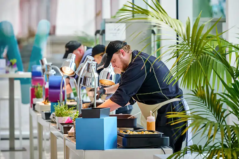 Gastico Buffet, Köche bereiten Speisen zu