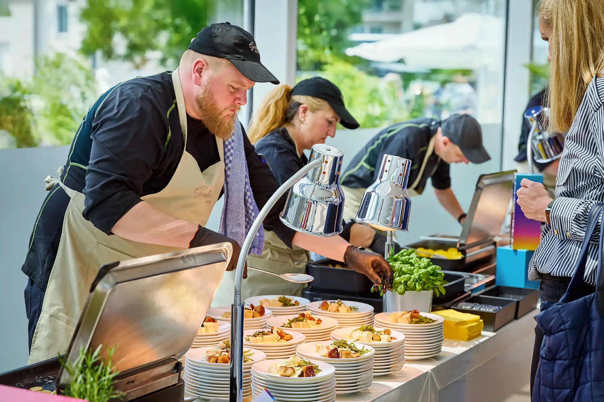Gastico Buffet, Köche bereiten Speisen zu