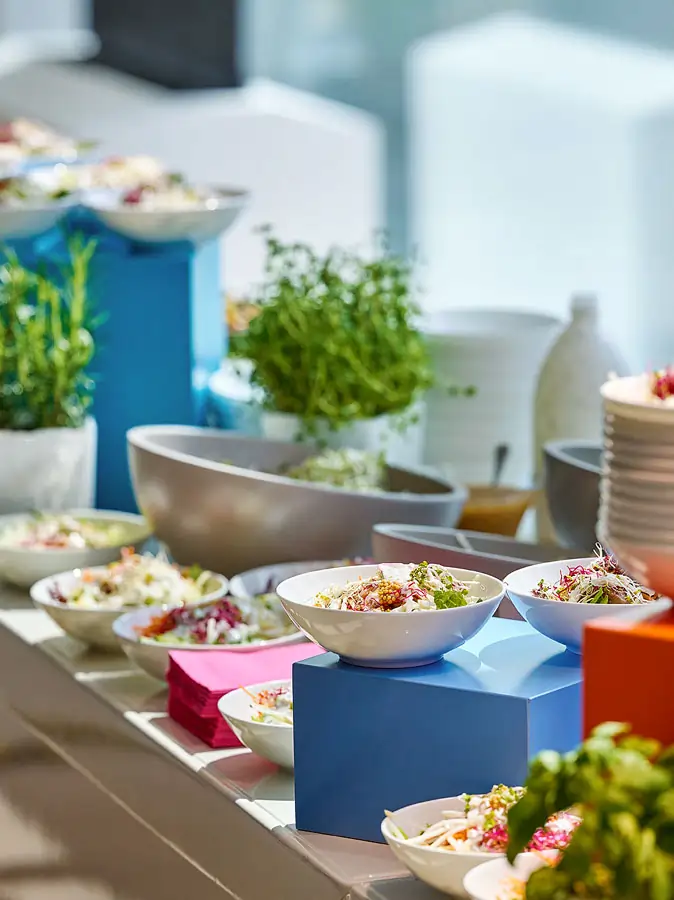 Ein Blick auf das Gastico Buffet, Verschiedene Teller voller Speisen